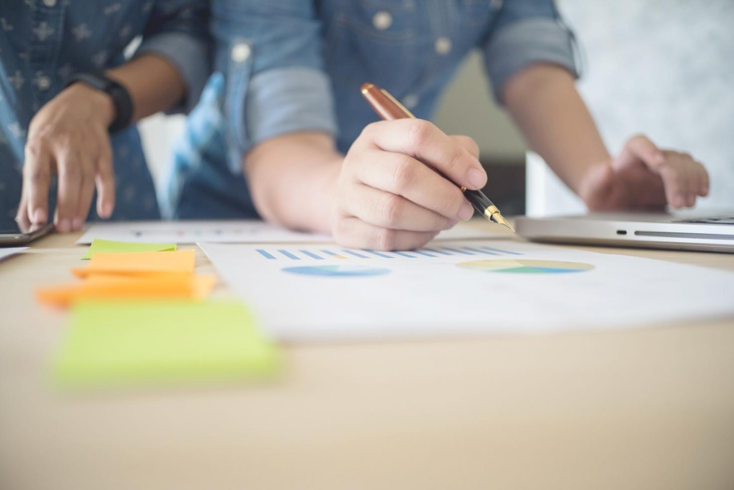 Finanzanalyse Arbeitsplatz mit Dokumenten und Berechnungen
