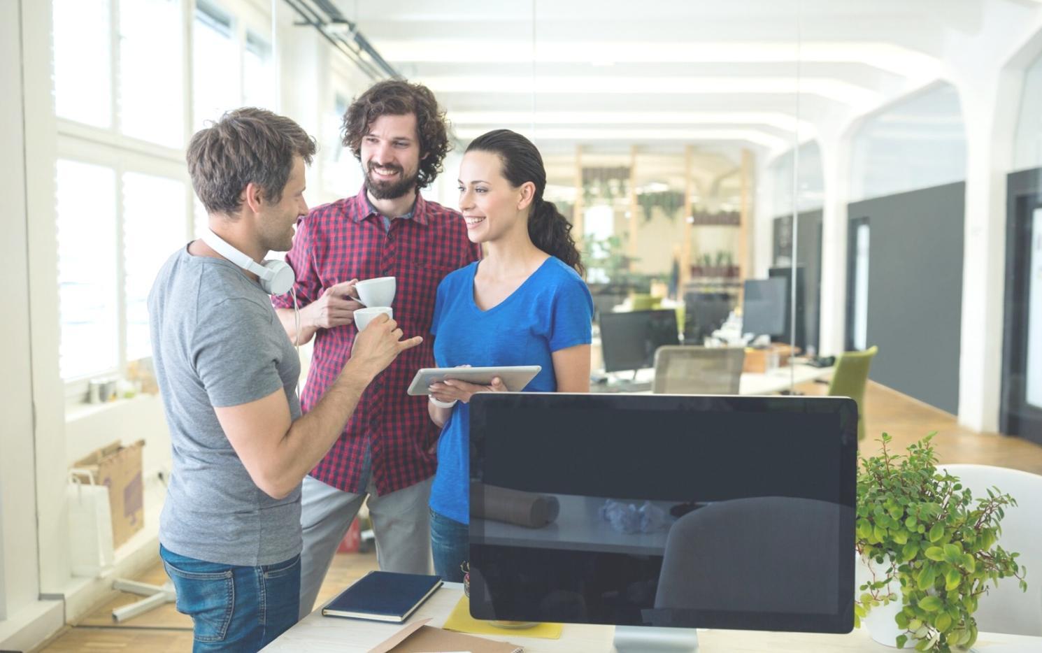 Teamarbeit und Diskussion in entspannter Büroatmosphäre